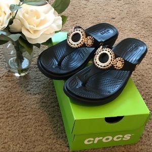 NWT Dual Crocs Black Relaxed Fit Thong Sandals